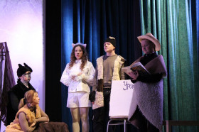 Школьный театральный коллектив представил на суд зрителей премьеру.